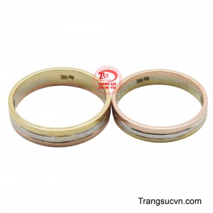 Cặp nhẫn cưới được chế tác từ ba loại vàng: vàng vàng, vàng trắng và vàng hồng, chúng đại diện cho những sắc thái khác nhau của tình yêu: sự rạng rỡ, trong sáng và lãng mạn.