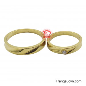 Thiết kế trơn đơn giản nhưng đầy tinh tế với những đường nét uốn lượn mềm mại, tượng trưng cho những thăng trầm trong cuộc sống mà hai người sẽ cùng nhau vượt qua.