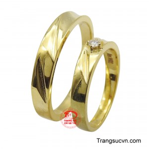 Chiếc nhẫn nữ được điểm xuyết một viên đá chủ cz sáng lấp lánh, như một lời khẳng định về sự gắn bó, chung thủy.