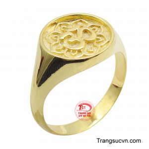 Thiết kế mặt nhẫn lớn, tròn trịa, được chạm khắc tinh xảo với họa tiết hoa văn phức tạp, tạo nên một vẻ đẹp cổ điển và sang trọng.