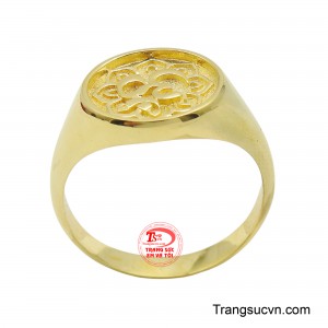 Từng đường nét hoa văn mềm mại, uyển chuyển, không chỉ thể hiện sự khéo léo của người thợ kim hoàn mà còn chứa đựng ý nghĩa về sự thịnh vượng và may mắn.