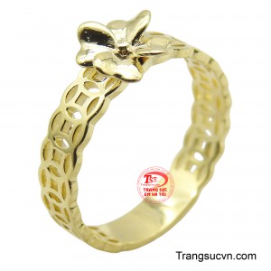 Nhẫn kim tiền đính hoa là một sự kết hợp độc đáo giữa vẻ đẹp truyền thống và nét hiện đại. 