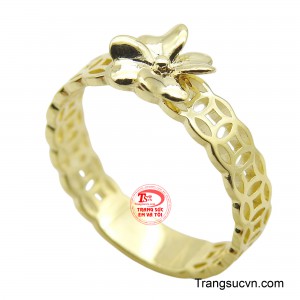 Thiết kế nhẫn kim tiền rỗng, với những đồng xu nối tiếp nhau, mang ý nghĩa cầu tài lộc và may mắn.