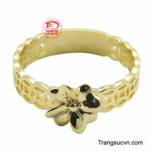 Điểm nhấn là bông hoa được đính tinh xảo ở phần trên, tượng trưng cho sự nữ tính, mềm mại và vẻ đẹp nở rộ của người phụ nữ.