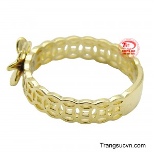 Sự kết hợp này tạo nên một món trang sức không chỉ mang giá trị thẩm mỹ cao mà còn mang ý nghĩa phong thủy sâu sắc, giúp người đeo thu hút tài vận và sự thịnh vượng.