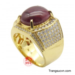 Thiết kế bản to, vững chãi được làm từ vàng 14K, thể hiện sự sang trọng và đẳng cấp.