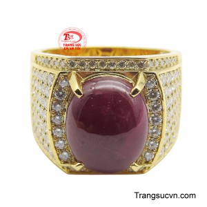 Hai bên thân nhẫn được đính những hàng đá cz sáng lấp lánh, tạo nên một sự tương phản tinh tế, giúp chiếc nhẫn thêm phần lộng lẫy.