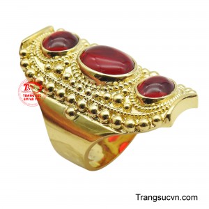 Chiếc nhẫn được thiết kế bản to, mạnh mẽ từ vàng 18K, không chỉ là món trang sức mà còn là một tuyên ngôn về cá tính.