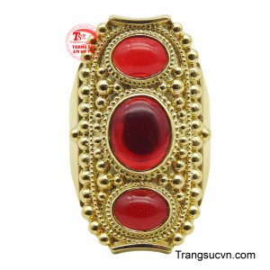 Ba viên đá đỏ thẫm được đặt thẳng hàng, lấp lánh như những đốm lửa quyền lực, thể hiện sự bản lĩnh và quyết đoán của người đàn ông.