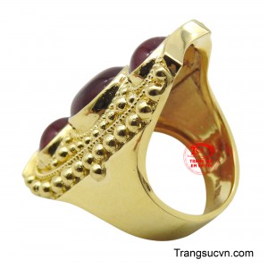 Xung quanh là những hạt vàng nhỏ được chạm nổi, tạo nên một kết cấu tinh xảo, gợi nhớ đến những di sản văn hóa cổ xưa.