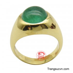 Điểm nhấn chính là viên đá màu xanh ngọc bích được mài dũa tròn trịa, như một viên ngọc quý từ đại dương sâu thẳm.