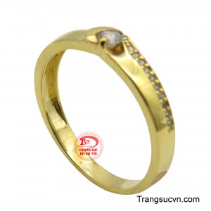 Thiết kế mềm mại, uốn lượn ôm trọn lấy viên kim cương duy nhất ở trung tâm, như một trái tim đang được bao bọc, nâng niu.