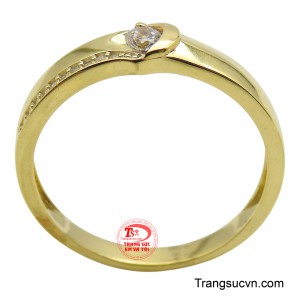 Dải đá cz nhỏ lấp lánh dọc theo thân nhẫn như những ngôi sao sáng dẫn lối, tôn lên vẻ đẹp thanh lịch và dịu dàng.