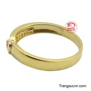 Chiếc nhẫn không chỉ làm cho bàn tay phụ nữ thêm phần rạng rỡ, mà còn là một vật kỷ niệm đáng giá, đánh dấu những khoảnh khắc đặc biệt trong cuộc sống.