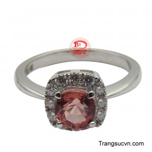 Sắc màu độc đáo của Spinel được bao bọc bởi một vòng hào quang lấp lánh của những viên đá trắng nhỏ, tạo hiệu ứng thị giác lớn hơn và bắt sáng tối đa.