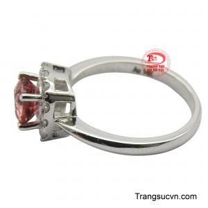 Chiếc nhẫn được làm từ vàng 14K trắng với thiết kế thanh mảnh, ôm trọn ngón tay, tôn lên sự duyên dáng và dịu dàng của người đeo.