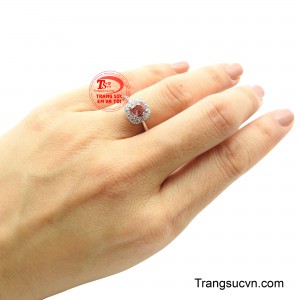 Đây không chỉ là một món trang sức, mà còn là điểm nhấn thể hiện gu thẩm mỹ sang trọng và cá tính riêng biệt.