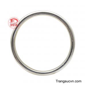 Vòng tay bạc trơn này là một minh chứng cho vẻ đẹp của sự tối giản.