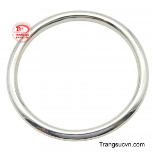 Không cần đến những chi tiết cầu kỳ, thiết kế trơn, hình tròn hoàn hảo của nó toát lên một vẻ thanh lịch, hiện đại.