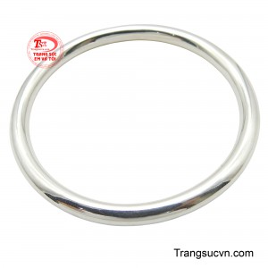 Chiếc vòng tay này không chỉ là một phụ kiện thời trang dễ dàng kết hợp với mọi trang phục mà còn là biểu tượng của sự trọn vẹn và thuần khiết.