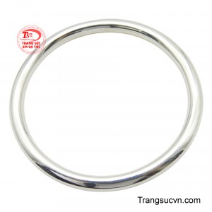 Chiếc lắc được làm từ bạc 925 sáng bóng, tạo nên một sự phản chiếu lấp lánh, thu hút mọi ánh nhìn.