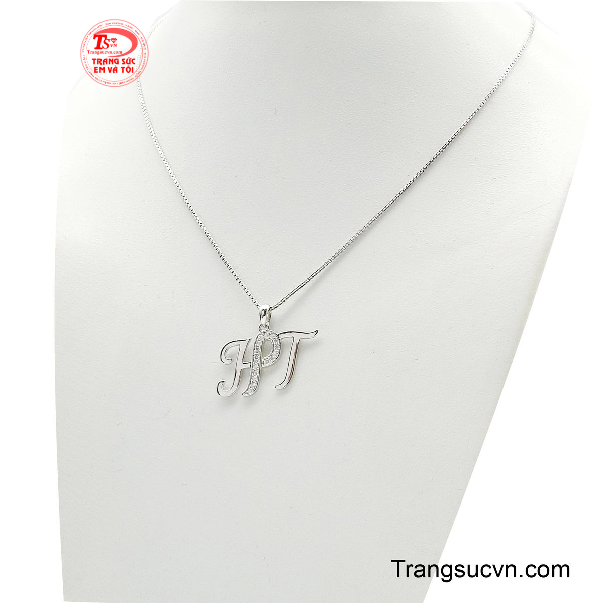 Sợi dây vuông được chế tác từ vàng trắng tạo nên sự thanh lịch và bền bỉ.