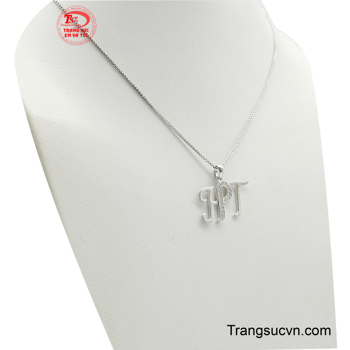Mặt dây liền là ba chữ cái H P T được thiết kế kiểu viết tay duyên dáng, với chữ P được nạm đá trắng lấp lánh nổi bật.