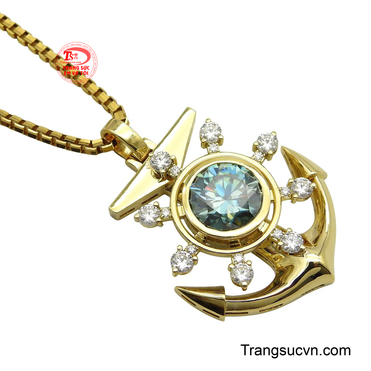 Mặt dây chuyền hình mỏ neo được thiết kế cầu kỳ, với viên đá chủ Topaz màu xanh nhạt ở trung tâm, bao quanh bởi những viên đá trắng lấp lánh, tượng trưng cho sự kiên định và bình an giữa sóng gió.