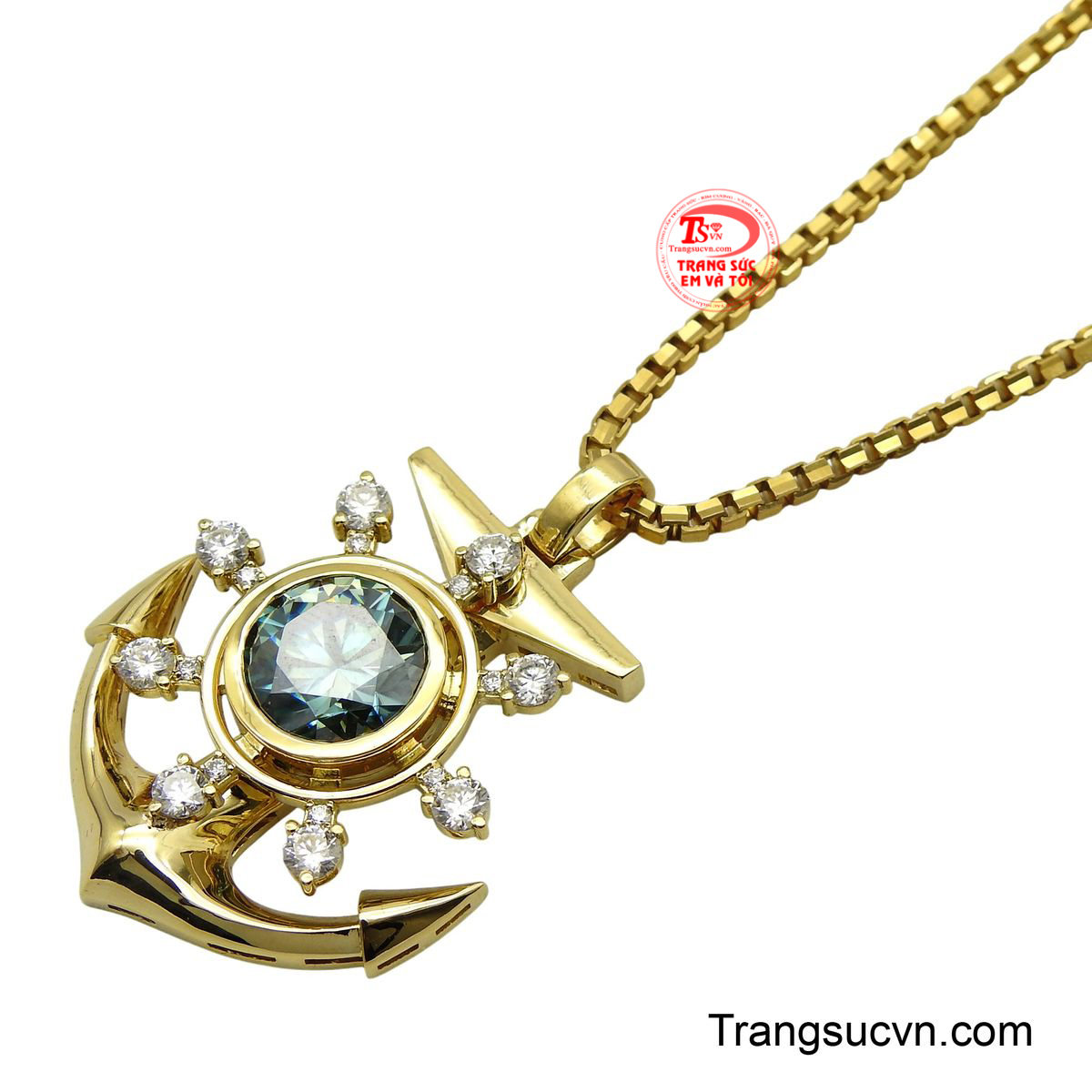 Sự kết hợp giữa tông vàng ấm và sắc xanh mát tạo nên một món trang sức cá tính và thu hút, hoàn hảo để tôn vinh tinh thần chinh phục và thịnh vượng.