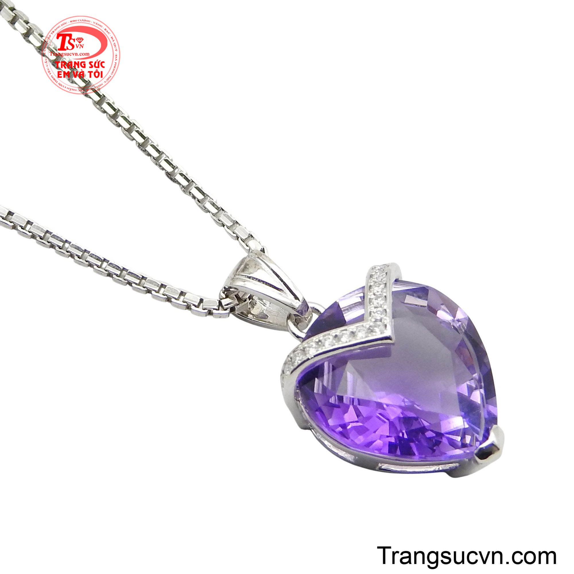 Viên đá được cài đặt bằng chi tiết vàng trắng hình chữ V lấp lánh đá nhỏ, tạo nên một đường nét kiêu sa như vương miện.