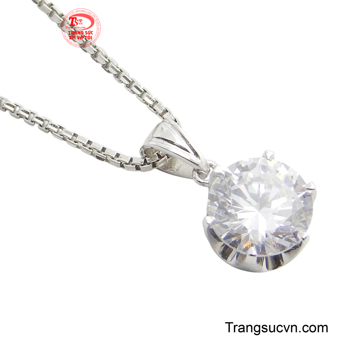 Tâm điểm là mặt dây chuyền với viên đá chủ trắng rực rỡ được cắt tròn hoàn hảo, cố định bằng các chấu.