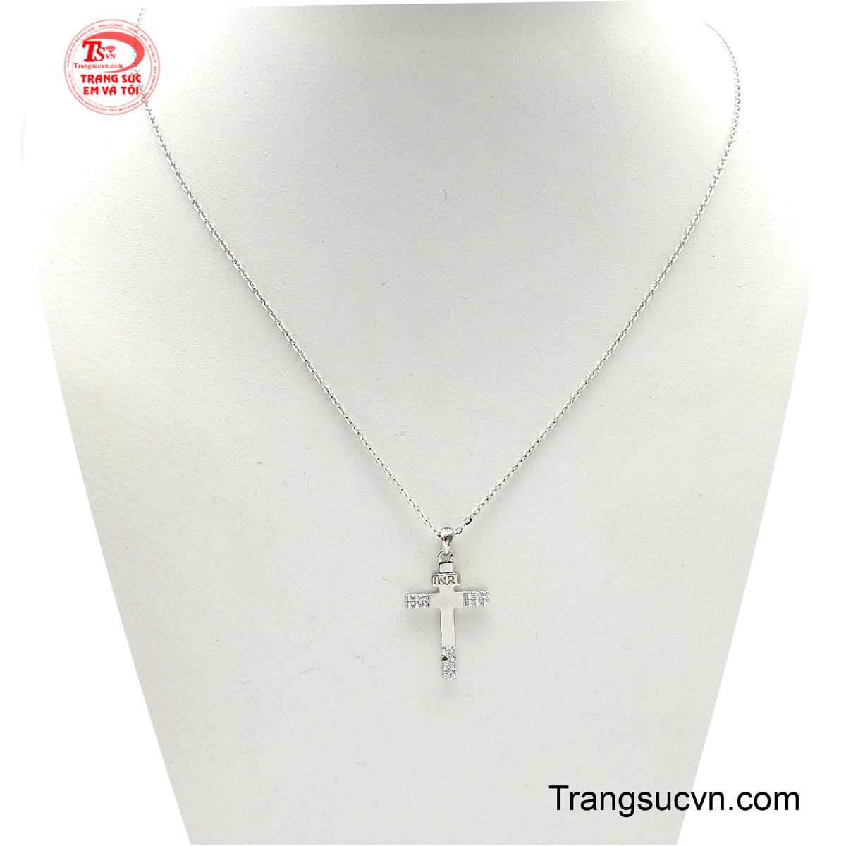 Bộ thánh giá vàng trắng 10K được chế tác từ những viên đá Moisanite sáng lấp lánh, với thiết kế mặt dây là hình ảnh thánh giá thể hiện niềm tin kính và vẻ đẹp thanh khiết.