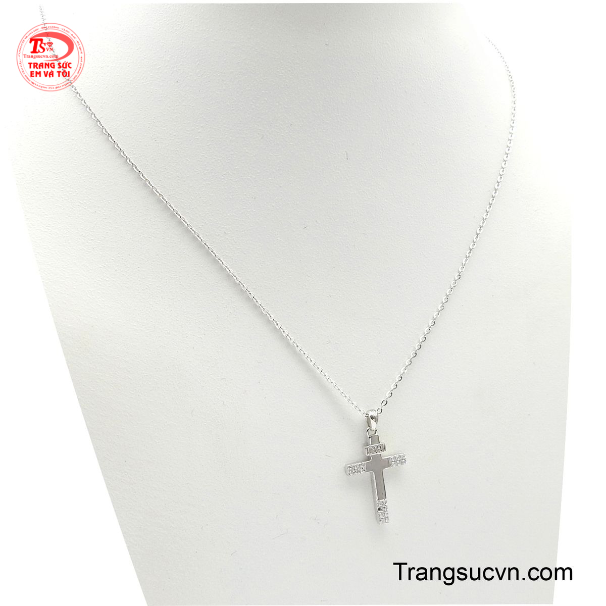Chiếc dây chuyền với sắc trắng mềm mại ôm trọn vòng cổ mang lại cảm giác thoải mái cho người đeo.