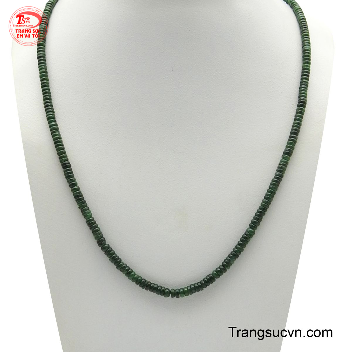 Chuỗi ngọc may mắn là sự kết hợp độc đáo giữa vẻ đẹp truyền thống của đá quý và phong cách hiện đại.