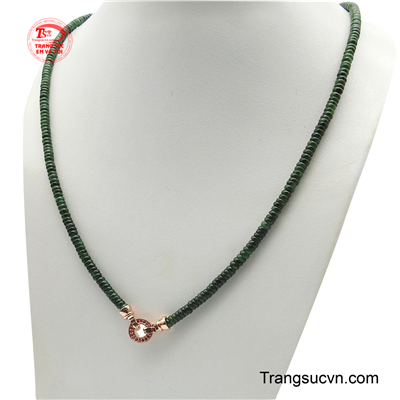 Dây được xâu chuỗi từ những hạt ngọc màu xanh đậm, tạo nên một chuỗi hạt mịn màng và sâu lắng chạy dọc cổ.