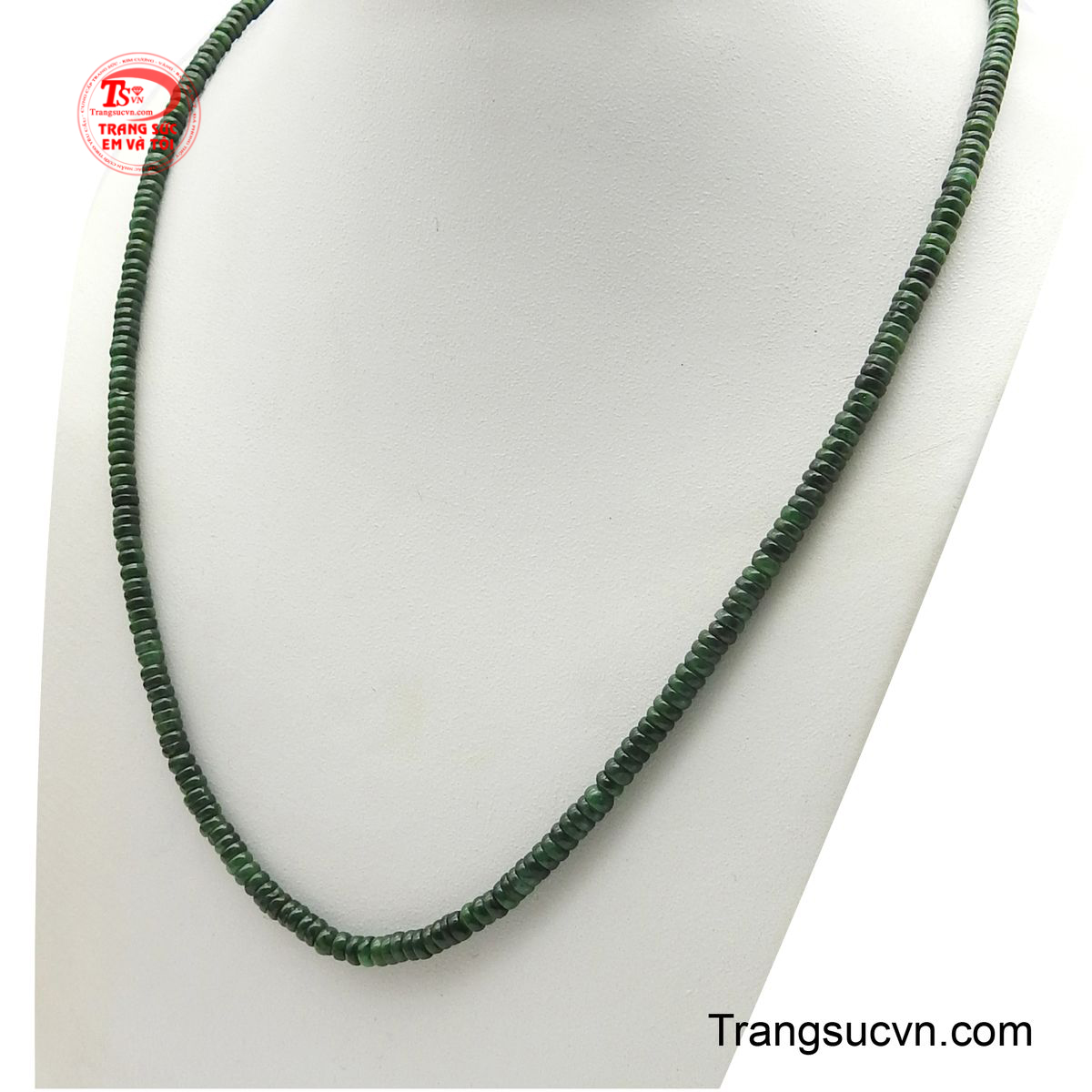 Điểm nhấn tinh tế là khóa tròn, được chế tác từ kim loại vàng hồng và nạm đá lấp lánh, đối lập nổi bật với sắc xanh thẳm của hạt.