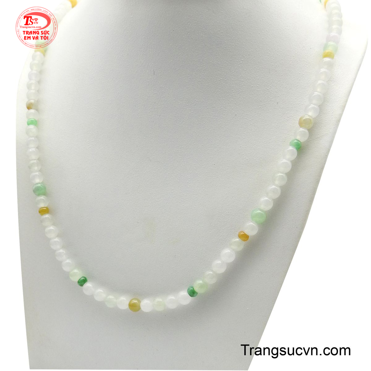 Dây được xâu chuỗi từ nhiều hạt ngọc cẩm thạch với đa dạng màu sắc chủ yếu là trắng tinh khiết, xen kẽ các hạt xanh ngọc và vàng hổ phách tạo nên sự hài hòa và rực rỡ.