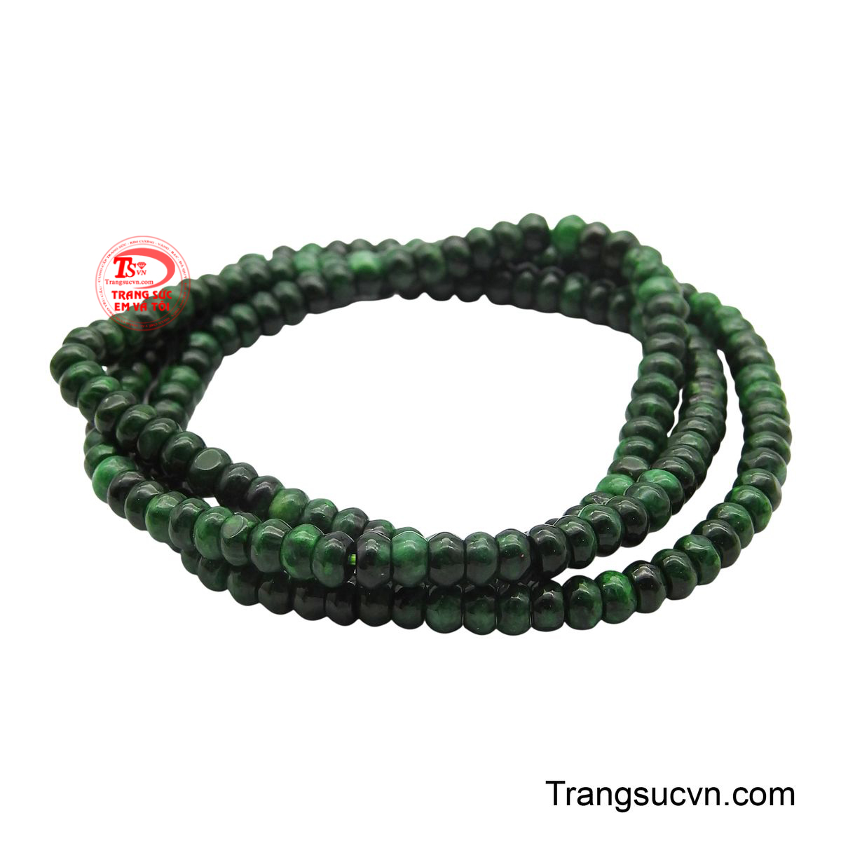 Vòng được chế tác từ những hạt ngọc tròn đều với sắc xanh lục bảo đậm, có độ bóng sâu và mịn màng, mang lại cảm giác thanh tịnh và sang trọng cổ điển.