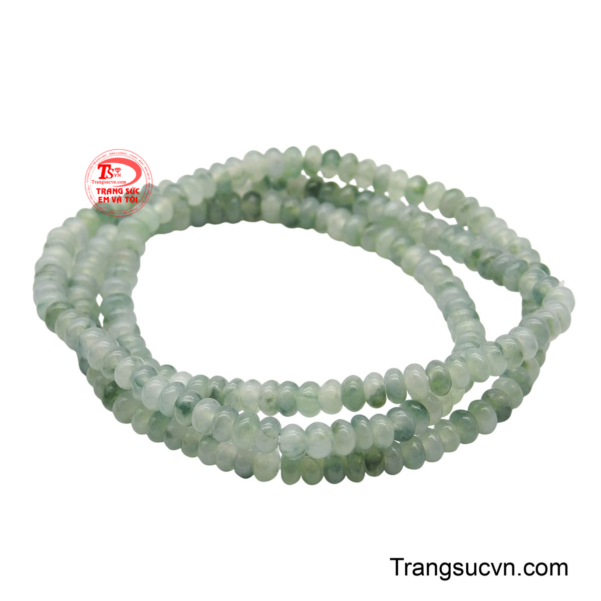 Vòng được chế tác từ những hạt ngọc cẩm thạch màu xám lục phớt trắng tròn đều, độ bóng mịn màng đặc trưng của ngọc.