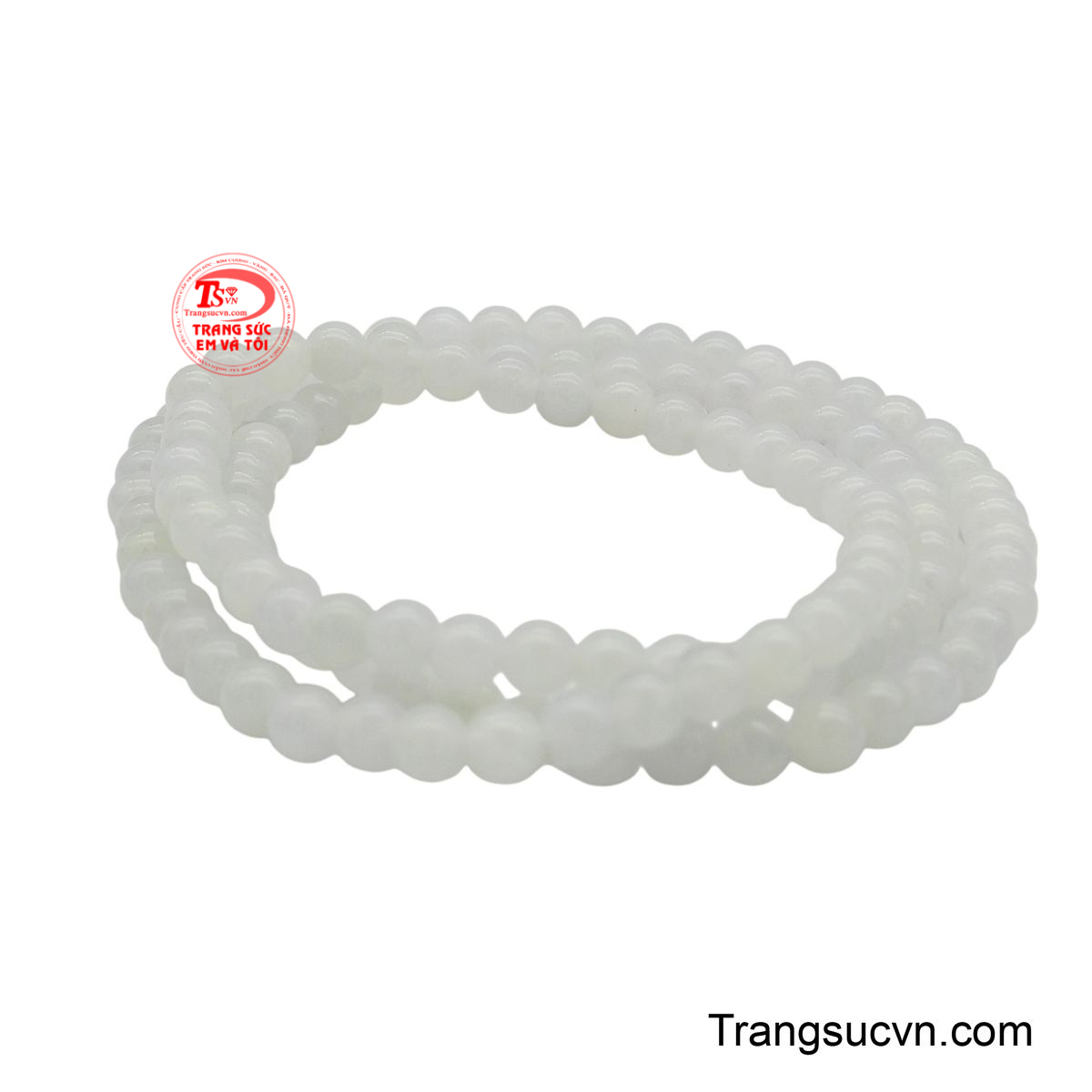 Người đeo tin rằng ngọc màu trắng mang lại sự bình yên, may mắn và thu hút năng lượng tích cực, đồng thời xua đi những điều không may.