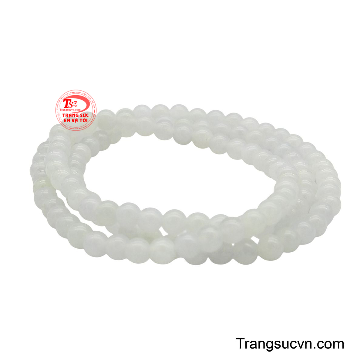 Vòng được chế tác từ những hạt ngọc cẩm thạch tròn đều, sở hữu sắc trắng sữa dịu nhẹ, với độ bóng mịn đặc trưng, tạo cảm giác mát lạnh và êm ái khi chạm vào.