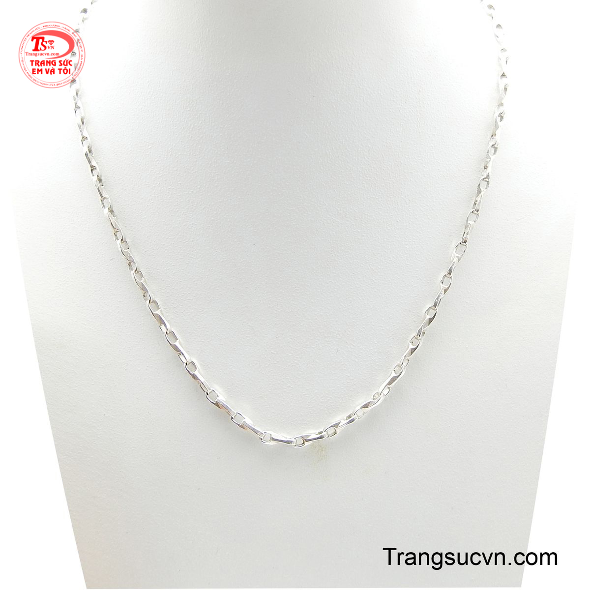 Dây chuyền bạc ấn tượng bé yêu là một món trang sức đáng yêu và phong cách dành cho bé.