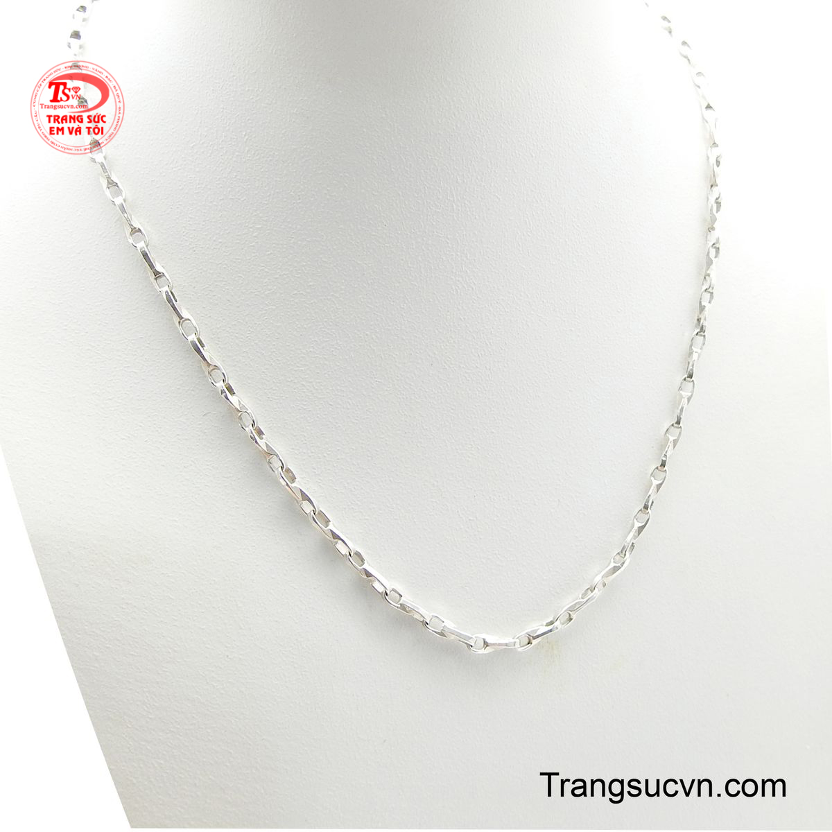 Sợi dây được chế tác từ bạc với các mắt xích hình bầu dục dẹt, tạo nên một kết cấu độc đáo và ấn tượng hơn hẳn dây trơn thông thường.