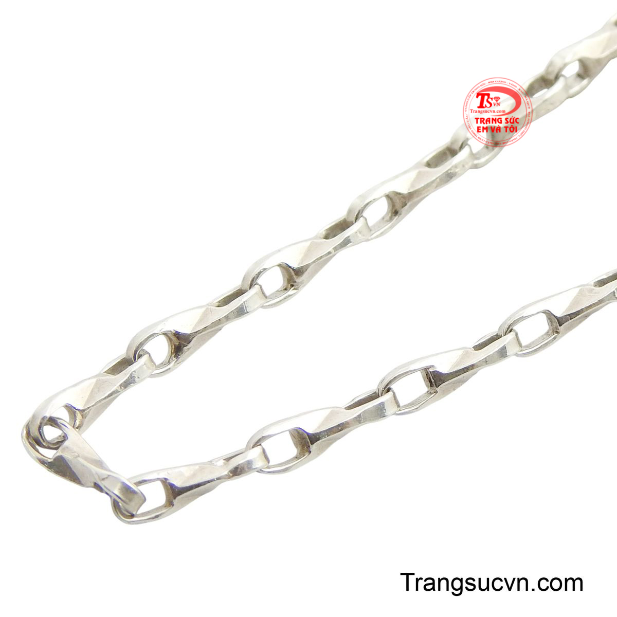 Thiết kế tinh giản nhưng có độ bắt sáng cao, giúp tôn lên sự tươi tắn và ngây thơ của bé yêu.