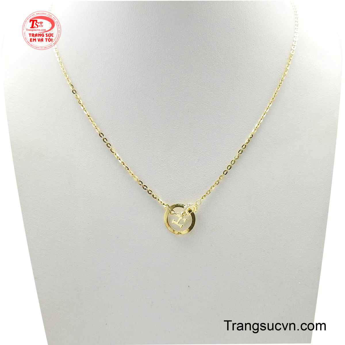 Dây chuyền liền mặt khắc tên là hiện thân của vẻ đẹp tối giản mang ý nghĩa cá nhân hóa sâu sắc.