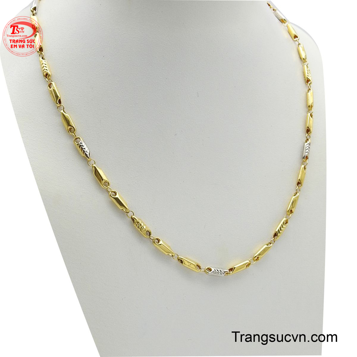 Dây được chế tác từ vàng vàng 18k lấp lánh, với kiểu mắt xích hình hạt gạo liên kết chặt chẽ và độc đáo.