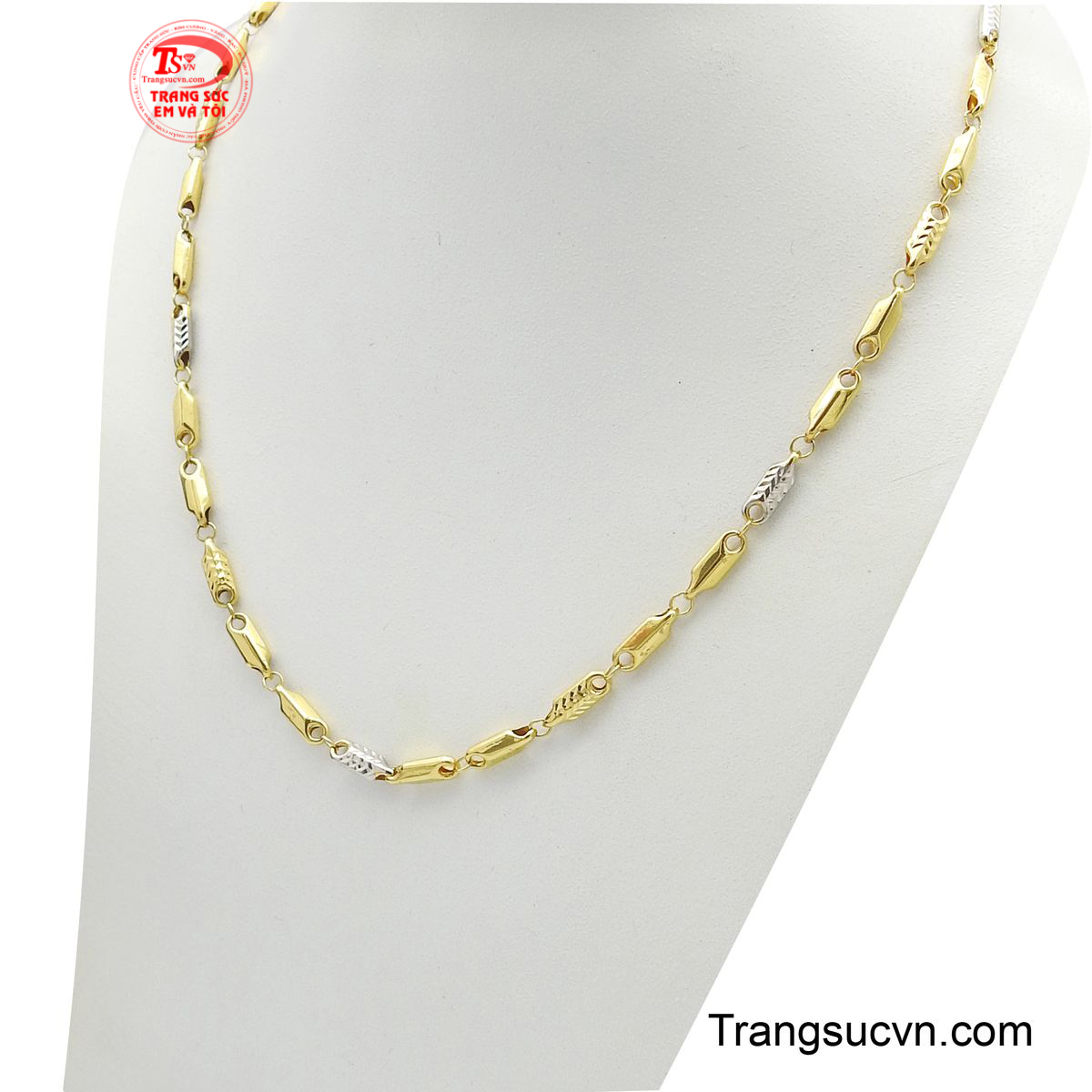 Điểm nhấn tinh xảo là sự kết hợp hai màu kim loại, với một số mắt xích mang họa tiết vàng trắng được chạm khắc hoa văn hình học sắc nét.