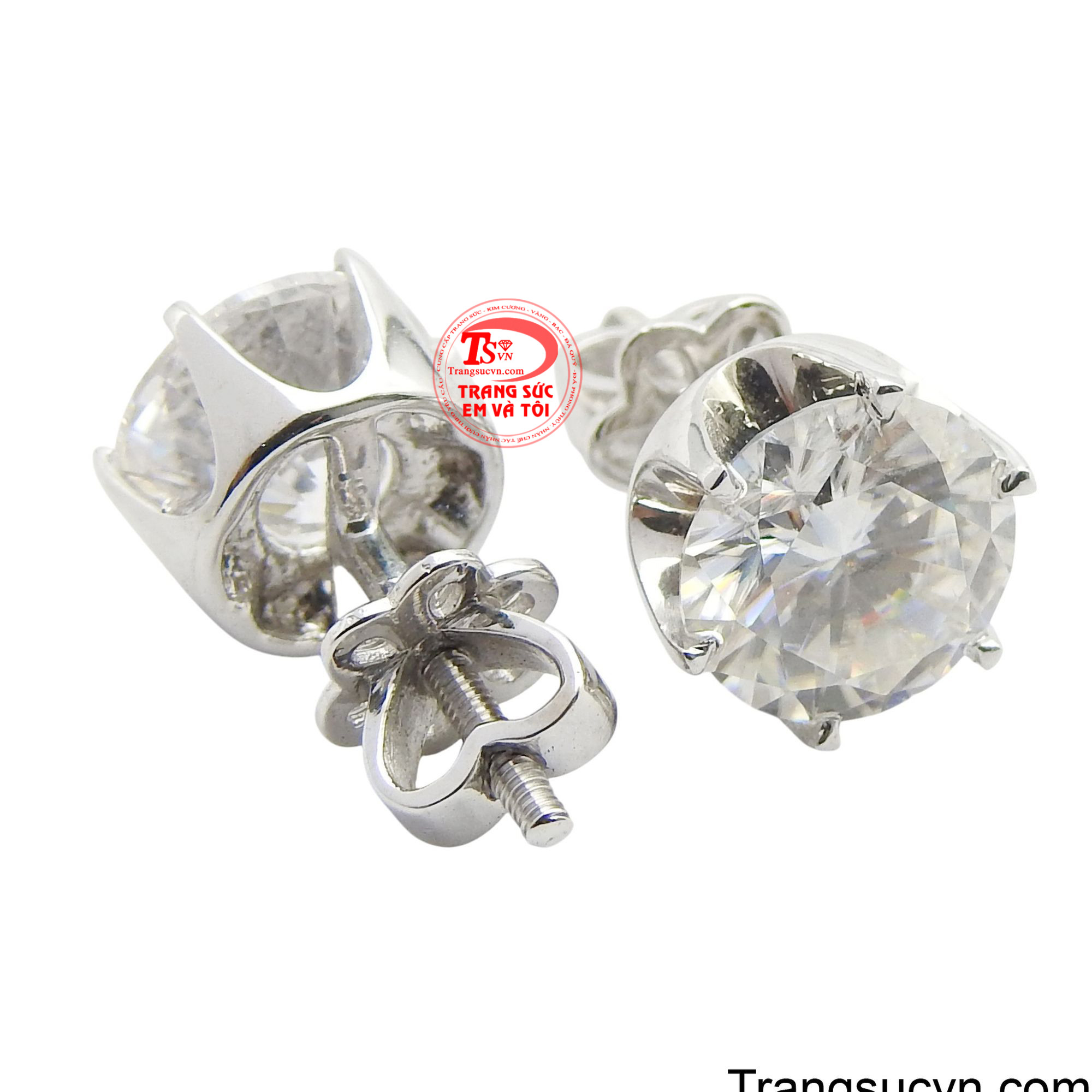 Đôi hoa tai là sự kết hợp giữa thiết kế cổ điển và vàng trắng làm nổi bật viên đá chủ Moisanite.