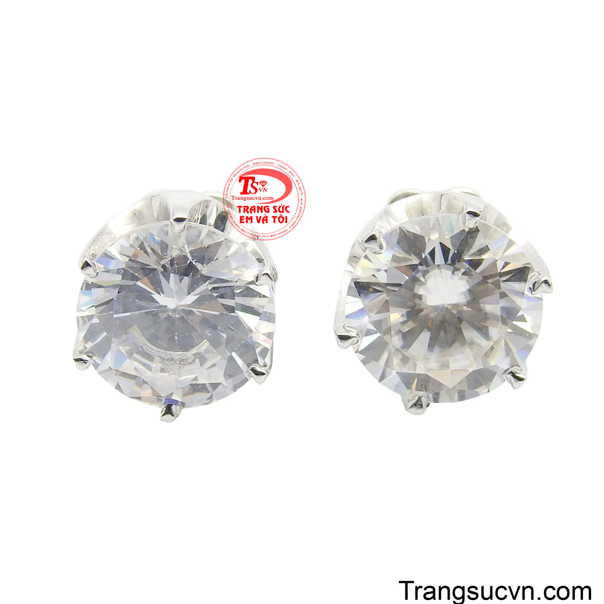 Hoa tai vàng trắng 18K gắn đá là một biểu tượng thanh lịch và rực rỡ của sự hoàn hảo vượt thời gian.