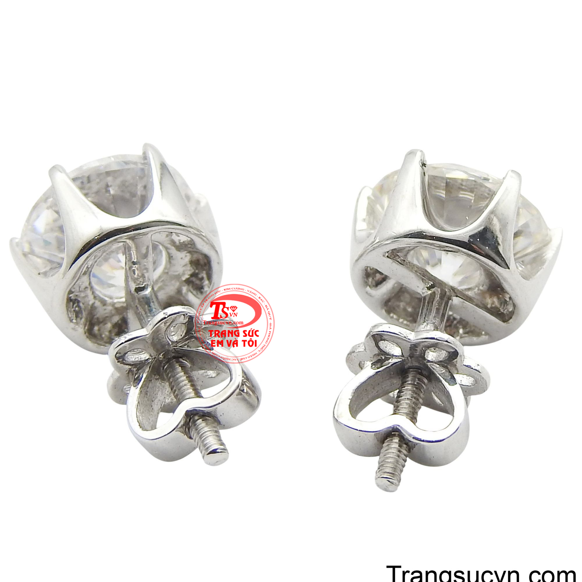 Viên đá Moissanite hình tròn, được cắt mài rực rỡ và cố định bằng sáu chấu, tạo hiệu ứng ánh lửa mạnh mẽ và độ lấp lánh tối đa.